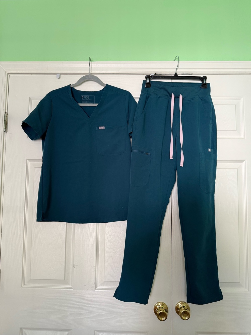 FIGS Emerald/Teal Scrub Top & Pants Set with Pink Drawstring